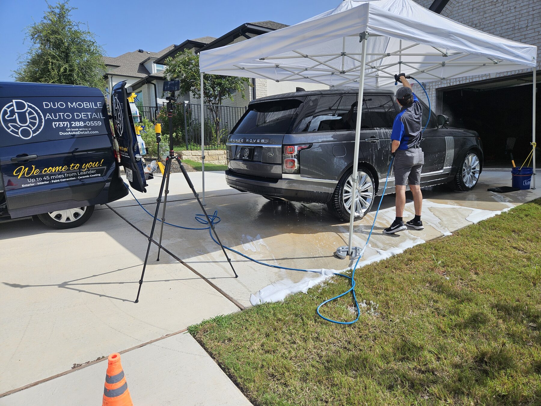 Range Rover detail on location with DUO van